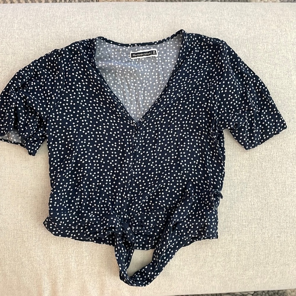 Abercrombie & Fitch white floral navy blue top